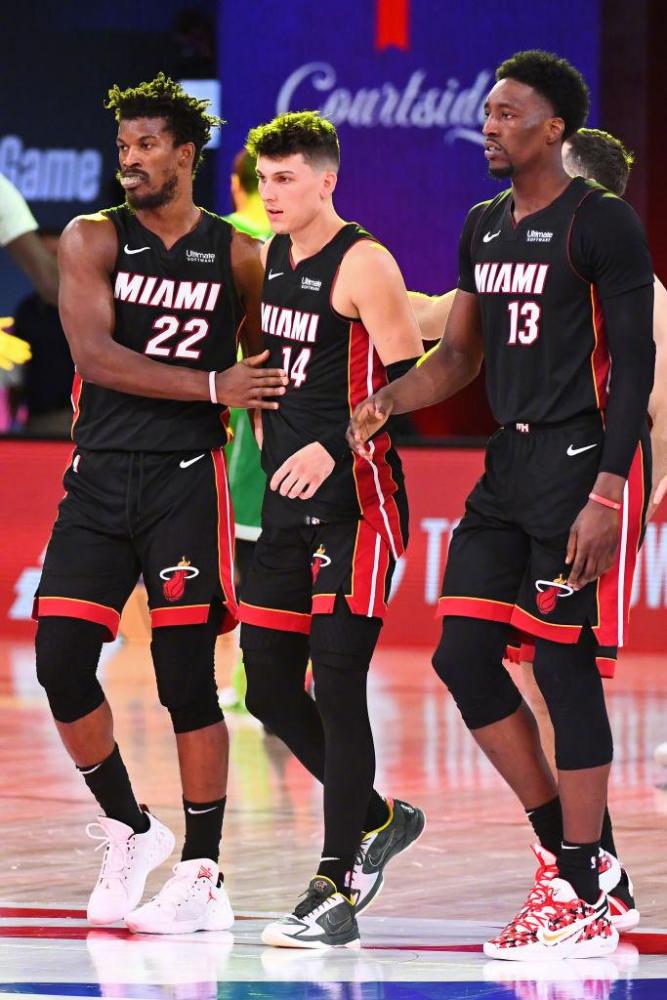 背后是他们 背后是他们